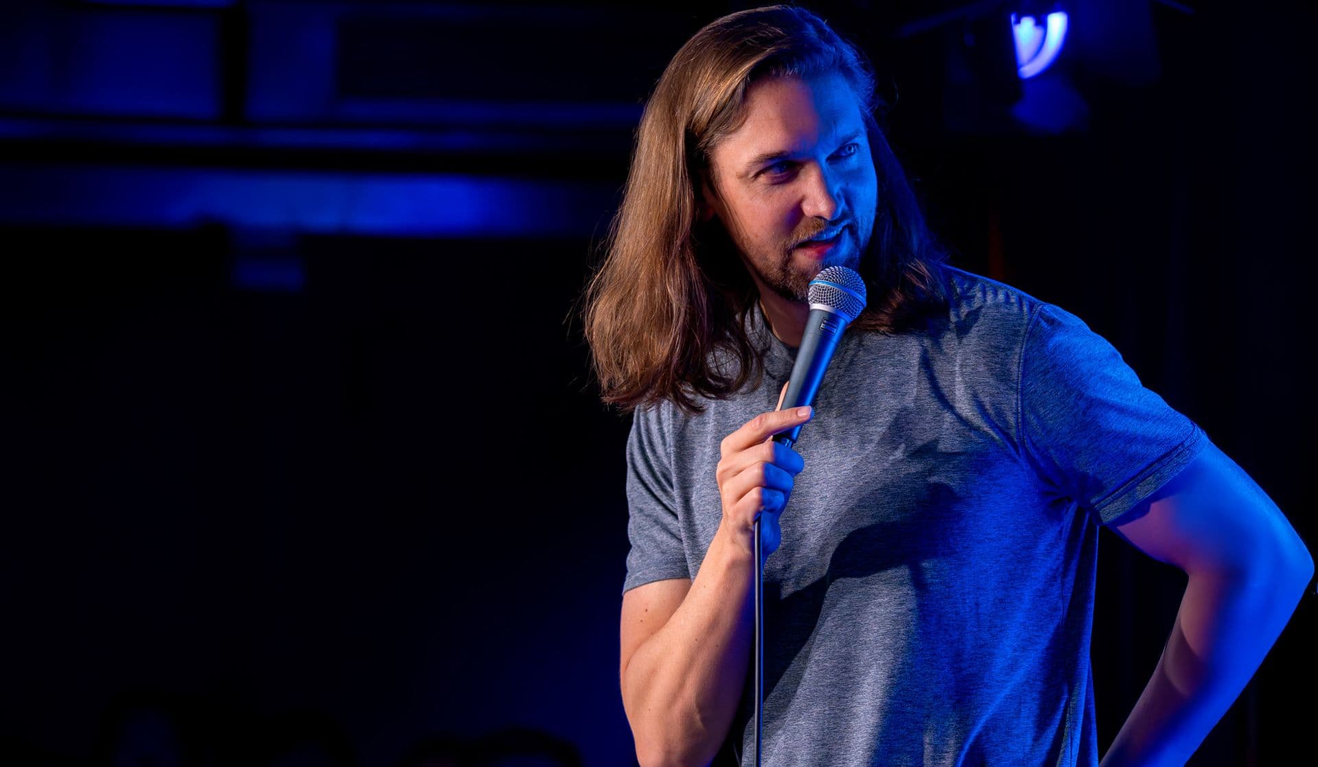 Ein Comedian mit Mikrofon.